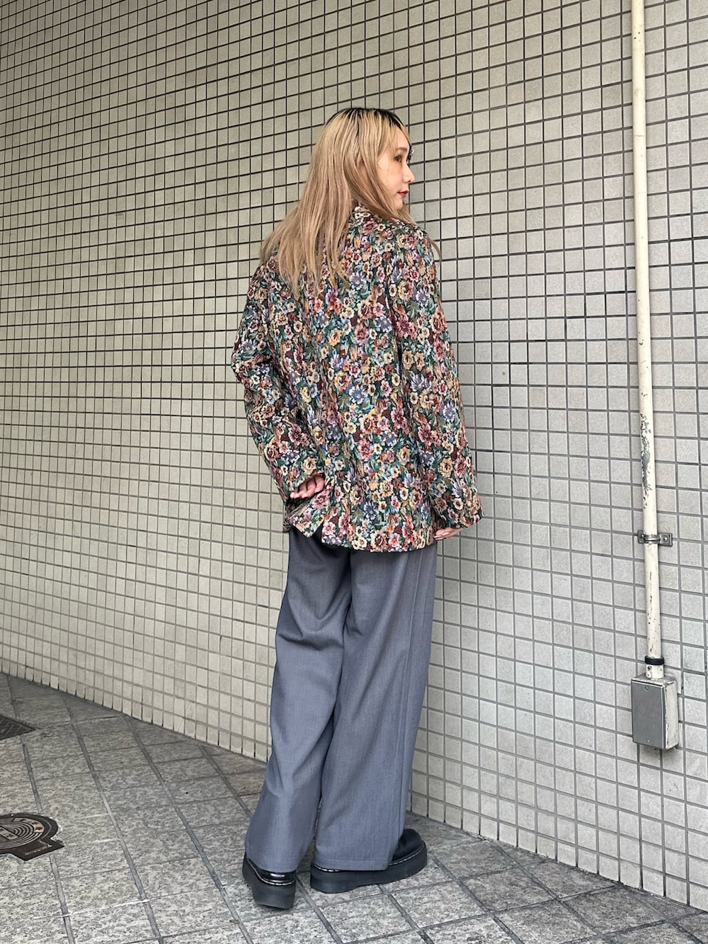 ブラック系のテーラードジャケット、グレー系のその他パンツ、ブラック系のシャツ/ブラウスを着用したレディースの秋コーディネートの2枚目の写真