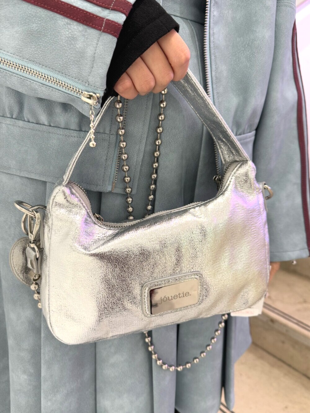 ブラック系のブーツ、ブルー系のブルゾン、ブルー系のスカートを着用したレディースの冬コーディネートの7枚目の写真