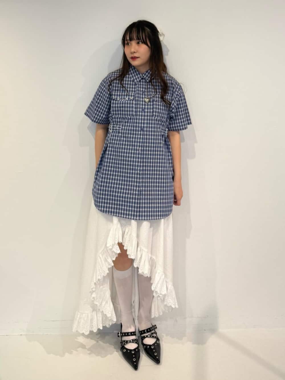 ブラック系のパンプス、ブルー系のシャツ/ブラウス、ホワイト系のスカートを着用したレディースの春コーディネートの5枚目の写真