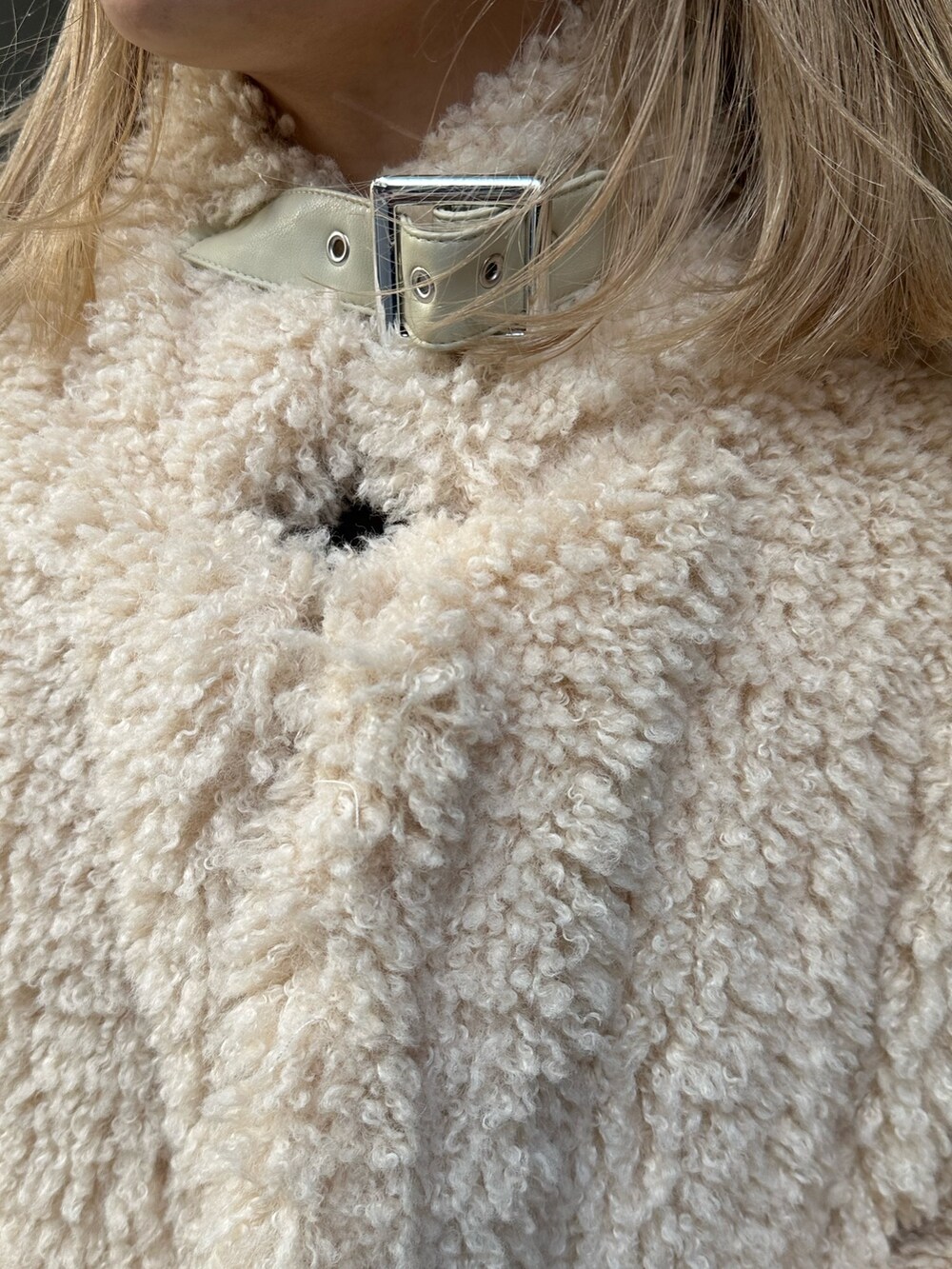 ホワイト系のその他アウター、ブラック系のスウェット、ブルー系のデニムパンツを着用したレディースの冬コーディネートの7枚目の写真