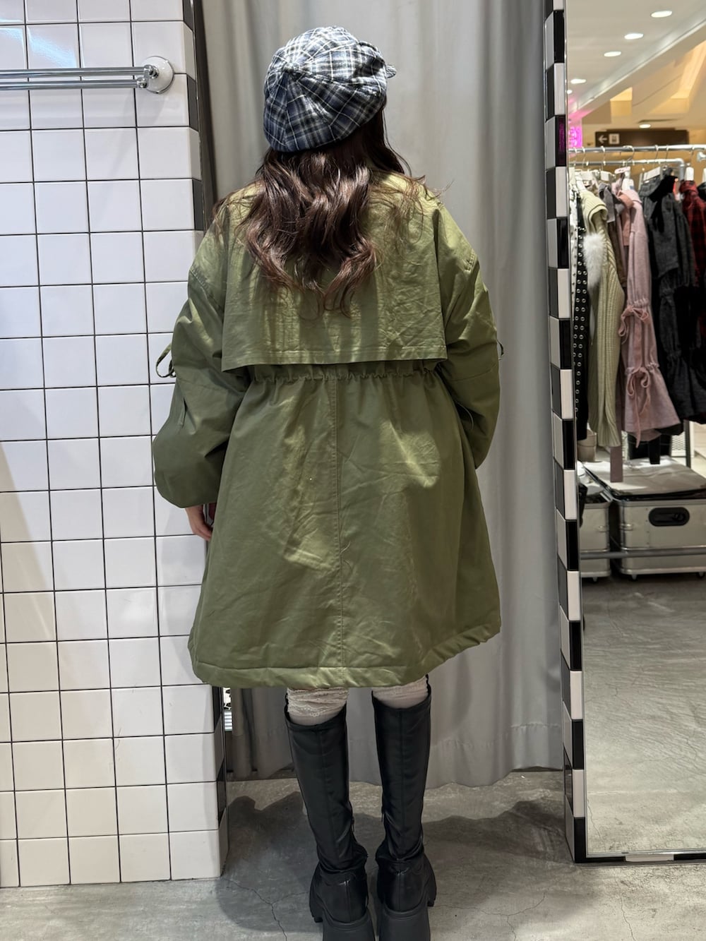 グリーン系のモッズコート、グレー系のニット/セーター、ブルー系のスカートを着用したレディースの冬コーディネートの4枚目の写真