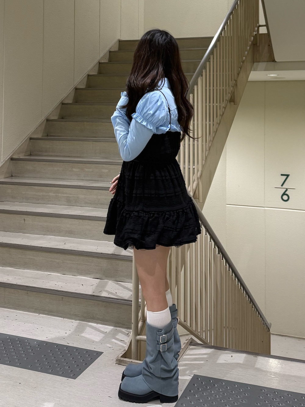 ブラック系のワンピース、ブルー系のシャツ/ブラウスを着用したレディースの冬コーディネートの3枚目の写真