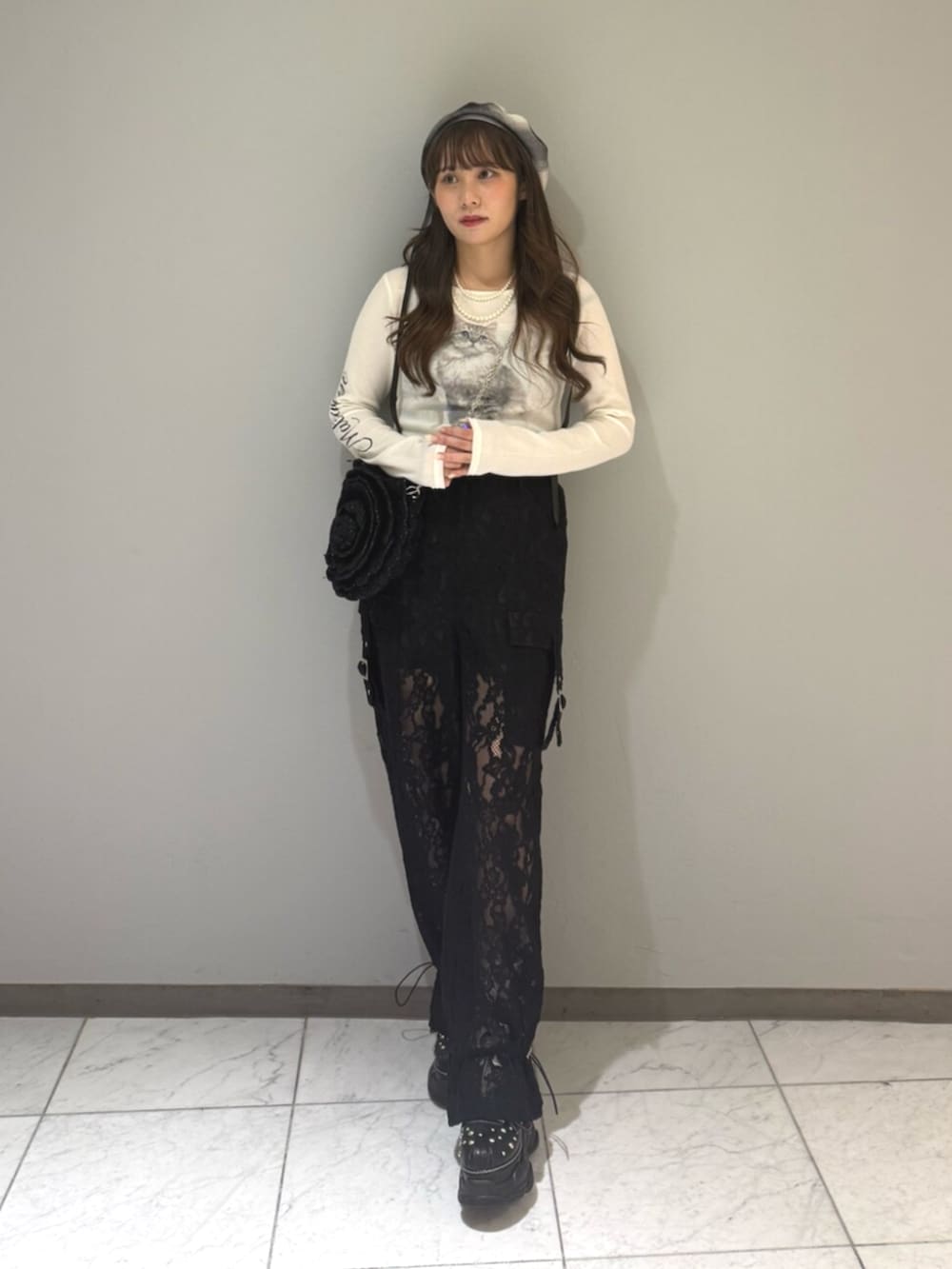 ホワイト系のTシャツ/カットソー、ブラック系のサンダル、ブラック系のその他パンツを着用したレディースの夏コーディネートの8枚目の写真
