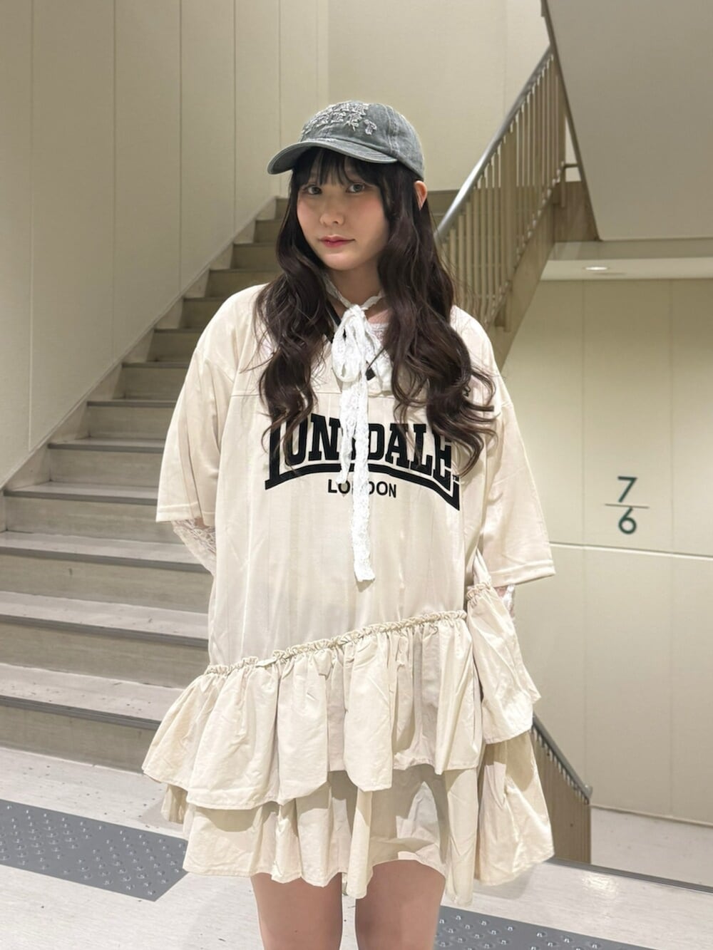 ブラック系のブーツ、ホワイト系のワンピース、ホワイト系のTシャツ/カットソーを着用したレディースの春コーディネートの8枚目の写真