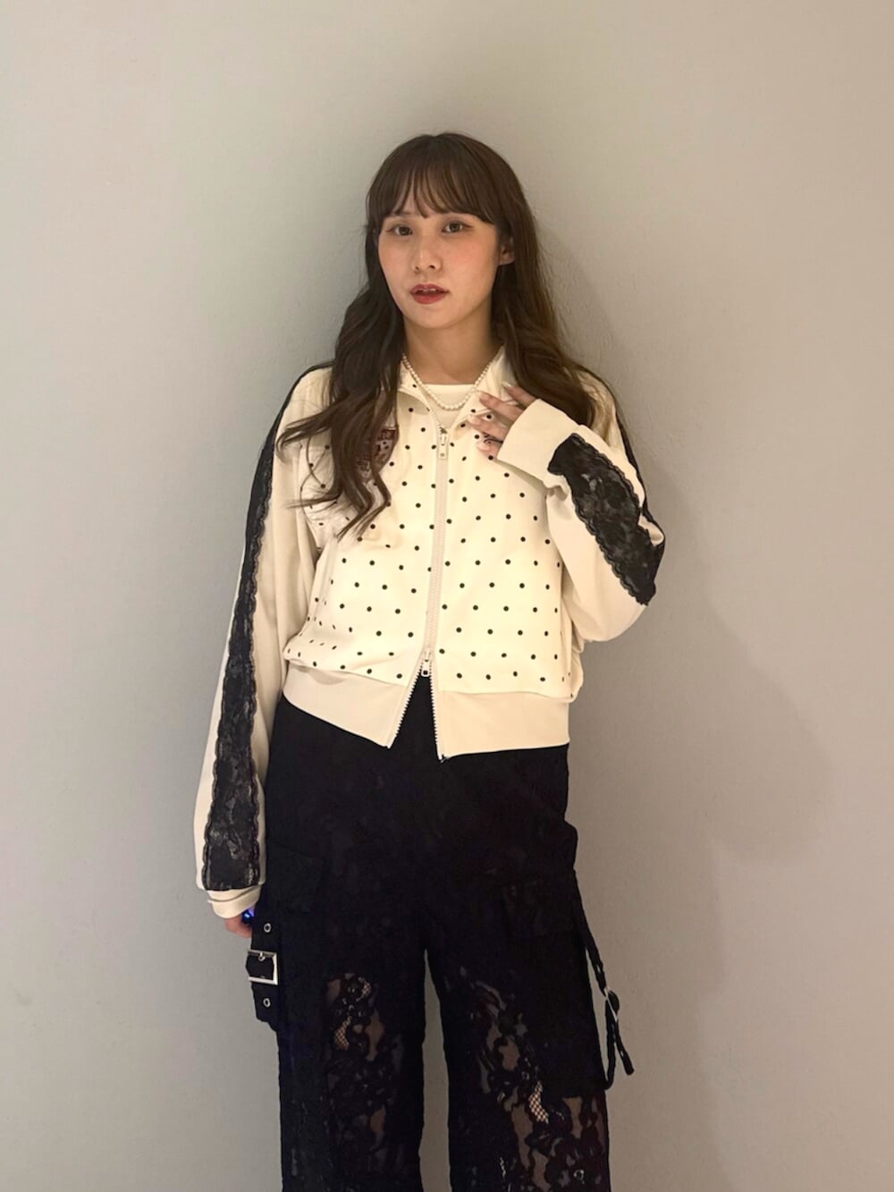 ホワイト系のTシャツ/カットソー、ブラック系のその他パンツ、ホワイト系のピアス(両耳用)を着用したレディースの夏コーディネートの5枚目の写真