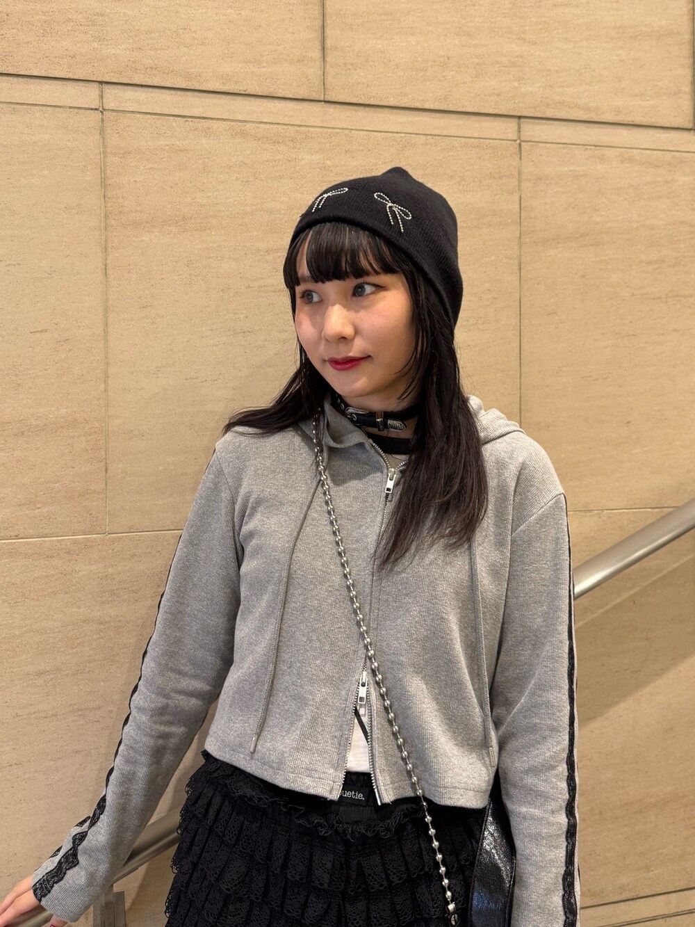 ブラック系のその他パンツ、グレー系のパーカー、ブラック系のブーツを着用したレディースの冬コーディネートの5枚目の写真