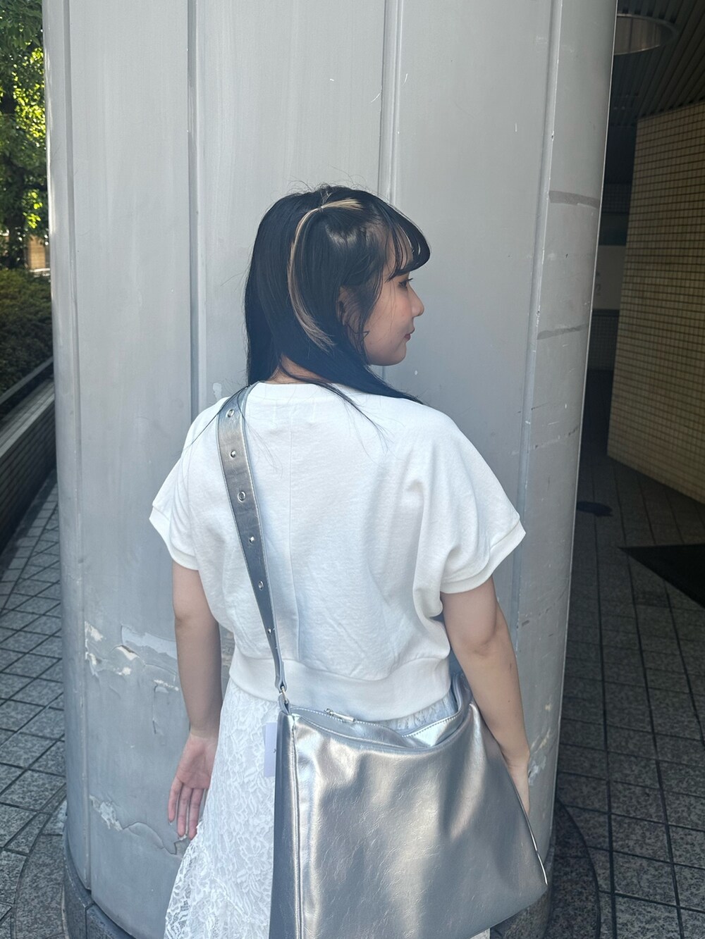 シルバー系のショルダーバッグ、ホワイト系のTシャツ/カットソー、ホワイト系のスカートを着用したレディースの夏コーディネートの5枚目の写真