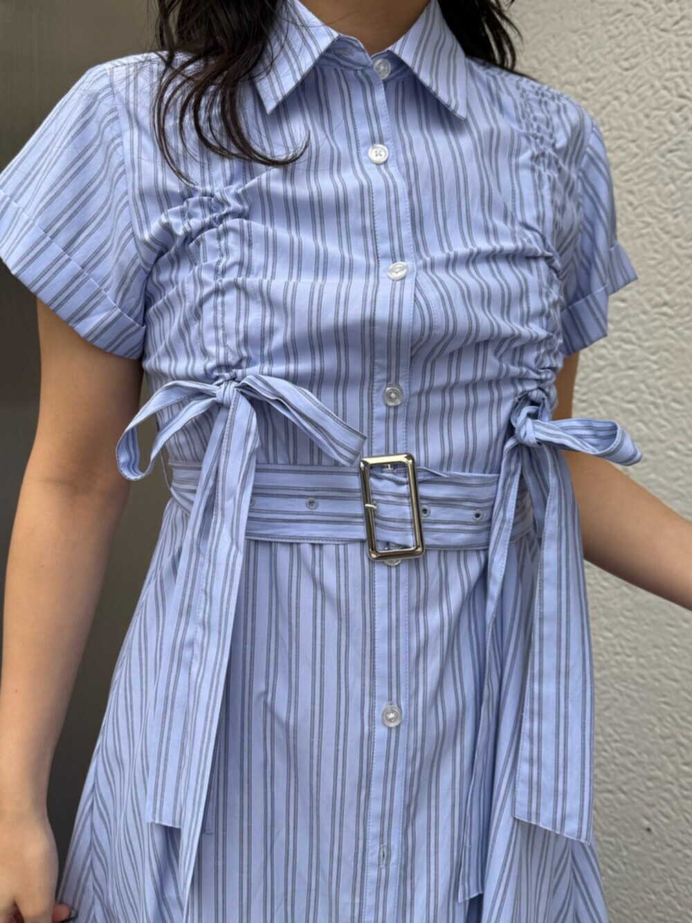 ブラック系のブーツ、ブルー系のワンピース、ホワイト系のトートバッグを着用したレディースの春コーディネートの7枚目の写真