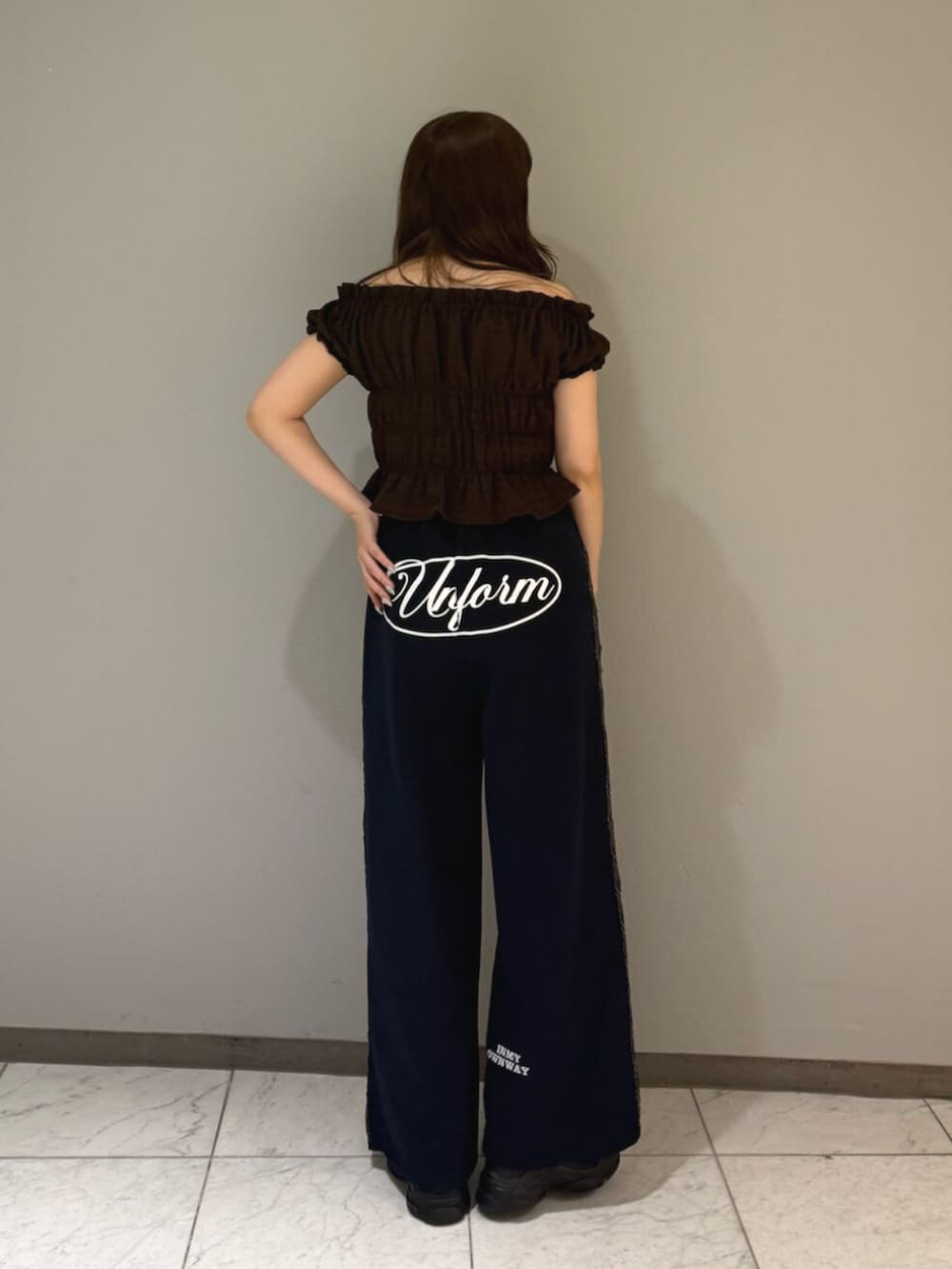 ブラック系のサンダル、ブルー系のその他パンツ、ブラウン系のシャツ/ブラウスを着用したレディースの夏コーディネートの3枚目の写真