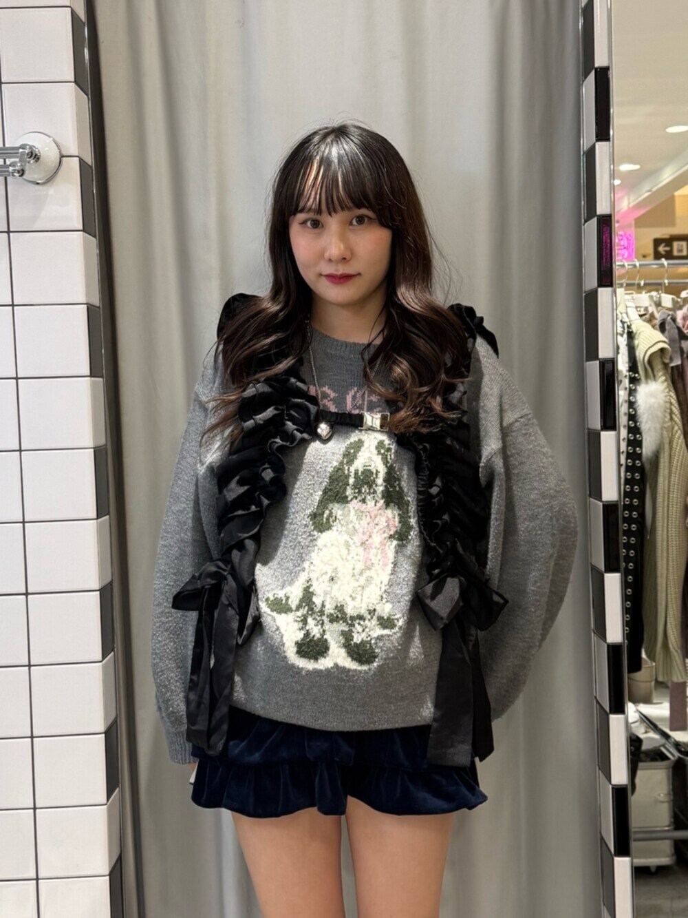 ブルー系のスカート、ブラック系のブーツ、グレー系のニット/セーターを着用したレディースの冬コーディネートの5枚目の写真