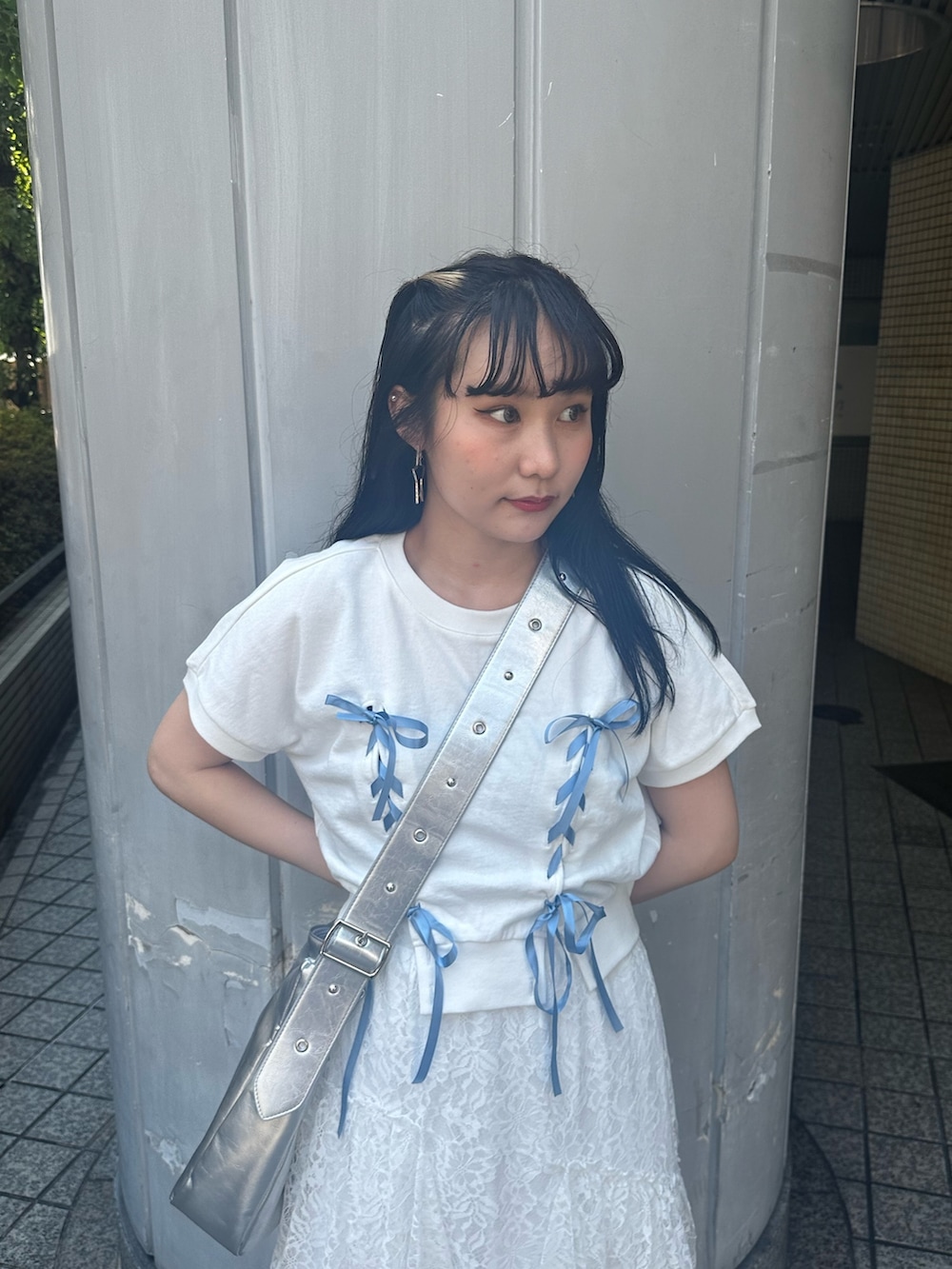 シルバー系のショルダーバッグ、ホワイト系のTシャツ/カットソー、ホワイト系のスカートを着用したレディースの夏コーディネートの4枚目の写真