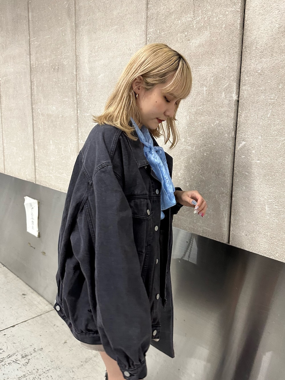 ブルー系のシャツ/ブラウス、ブラック系のデニムジャケット、ホワイト系のその他パンツを着用したレディースの冬コーディネートの5枚目の写真