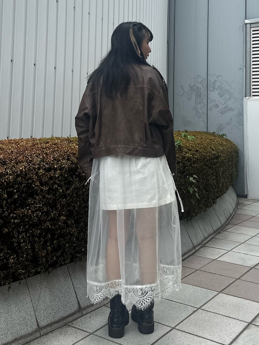 ブラウン系のブルゾン、ホワイト系のワンピース、シルバー系のネックレスを着用したレディースの夏コーディネートの3枚目の写真