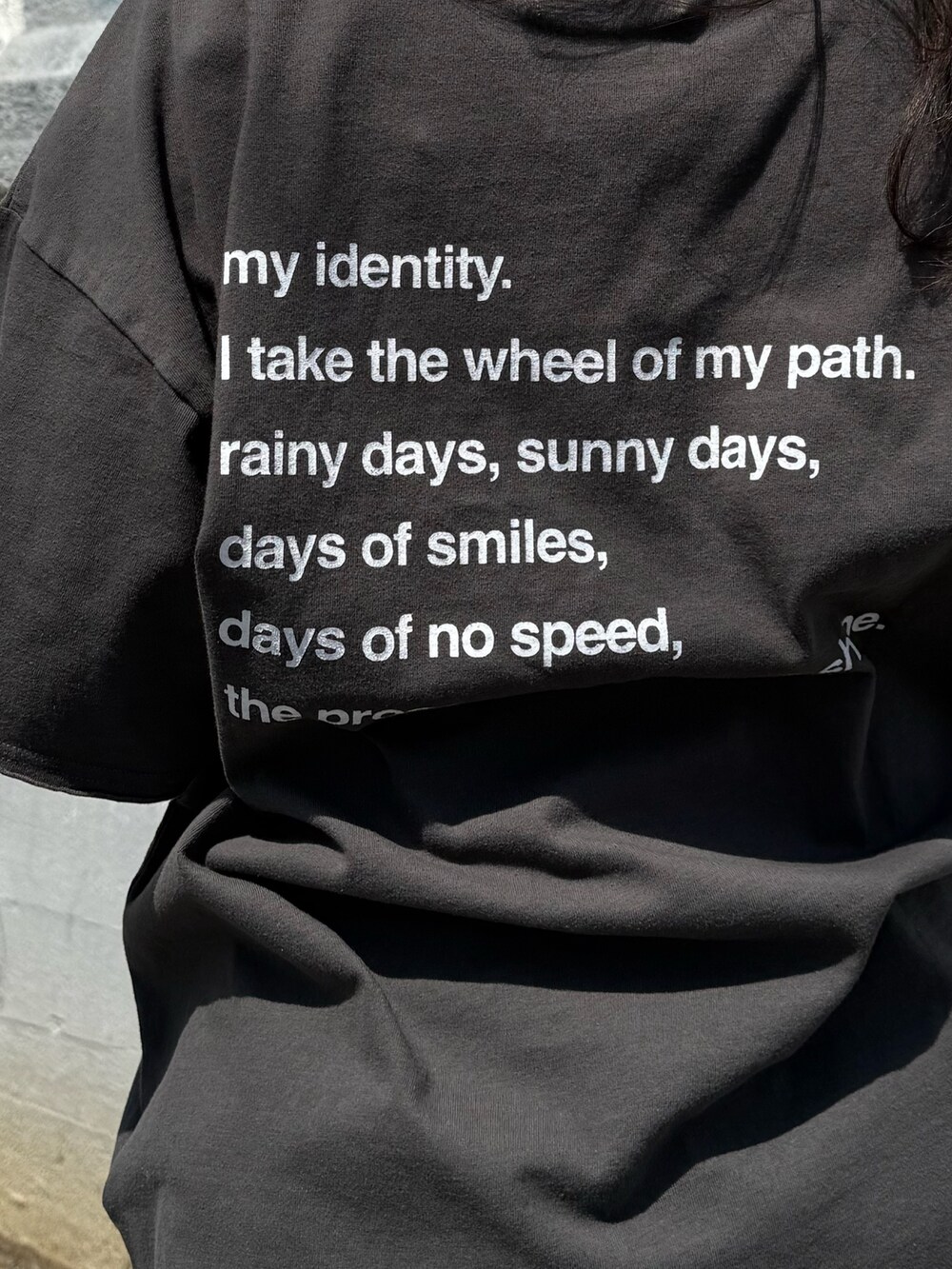 ブラウン系のブーツ、ブラック系のTシャツ/カットソー、ホワイト系のスカートを着用したレディースの春コーディネートの7枚目の写真