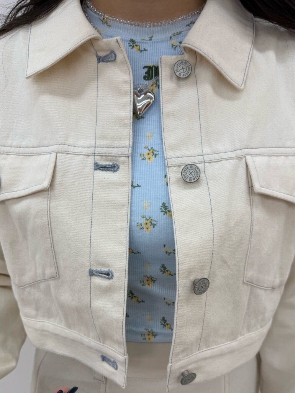 ブラック系のブーツ、ホワイト系のワンピース、ブルー系のTシャツ/カットソーを着用したレディースの春コーディネートの6枚目の写真