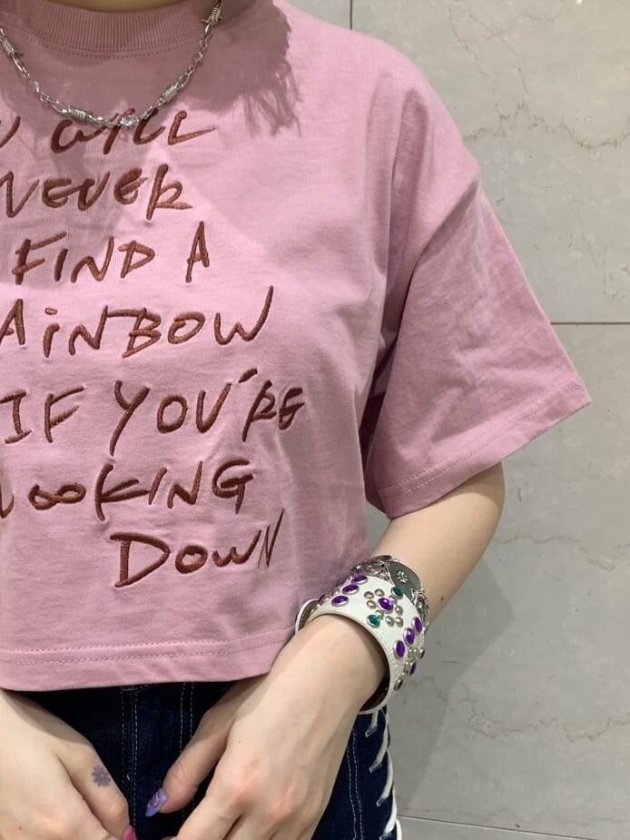 ピンク系のTシャツ/カットソー、ブルー系のデニムパンツ、シルバー系のブレスレットを着用したレディースの春コーディネートの6枚目の写真