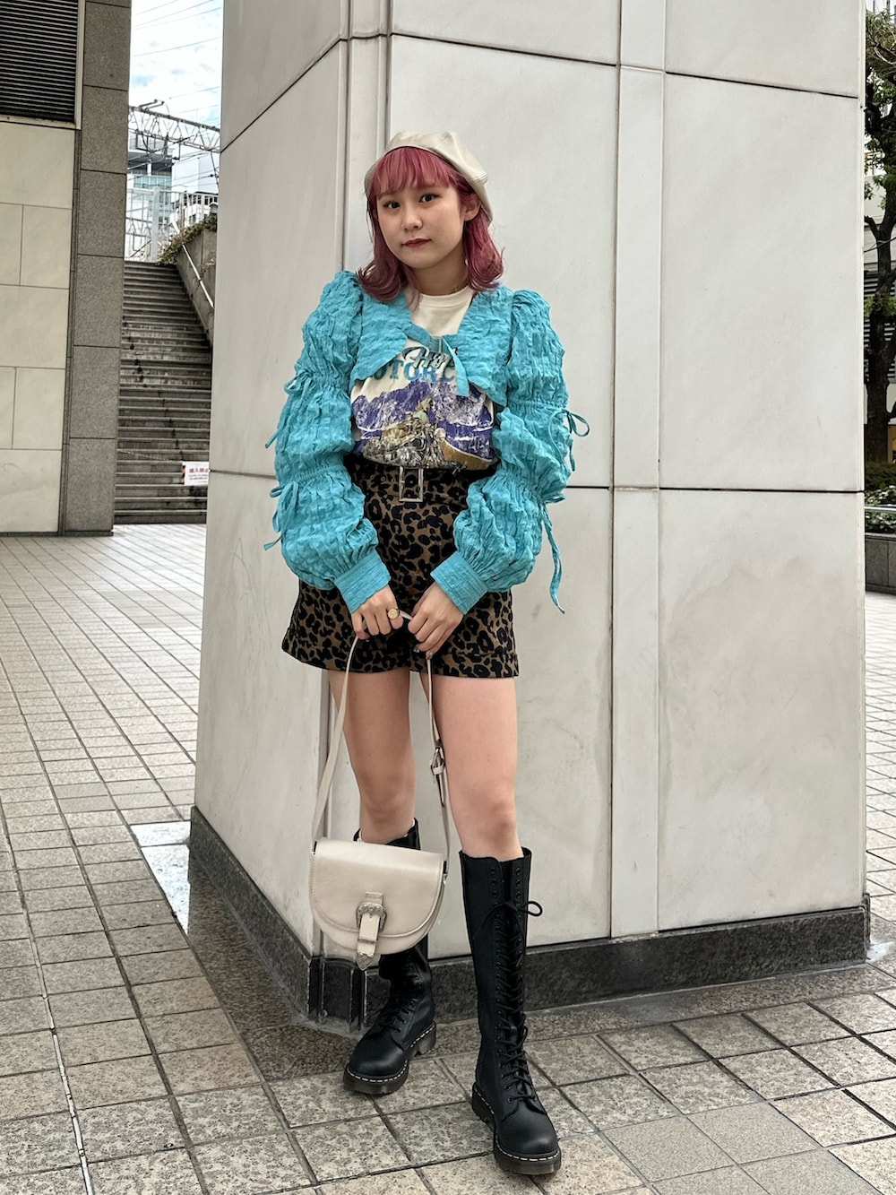 ブラウン系のその他パンツ、ホワイト系のショルダーバッグ、ブルー系のカーディガン/ボレロを着用したレディースの冬コーディネートの2枚目の写真