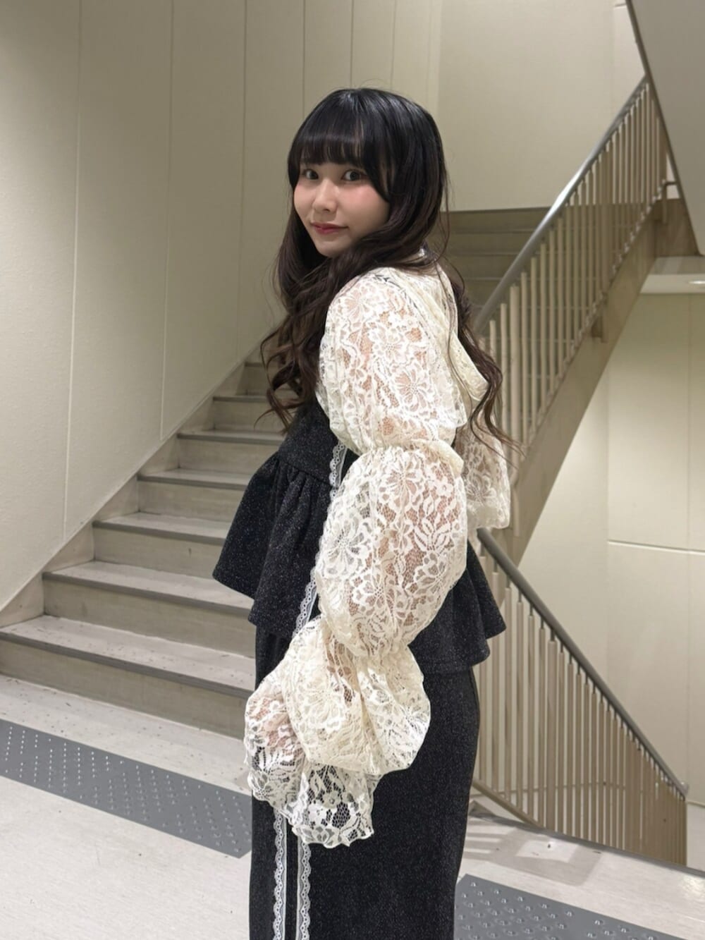 ブラック系のパンプス、ホワイト系のカーディガン/ボレロ、ブラック系のキャミソールを着用したレディースの春コーディネートの9枚目の写真