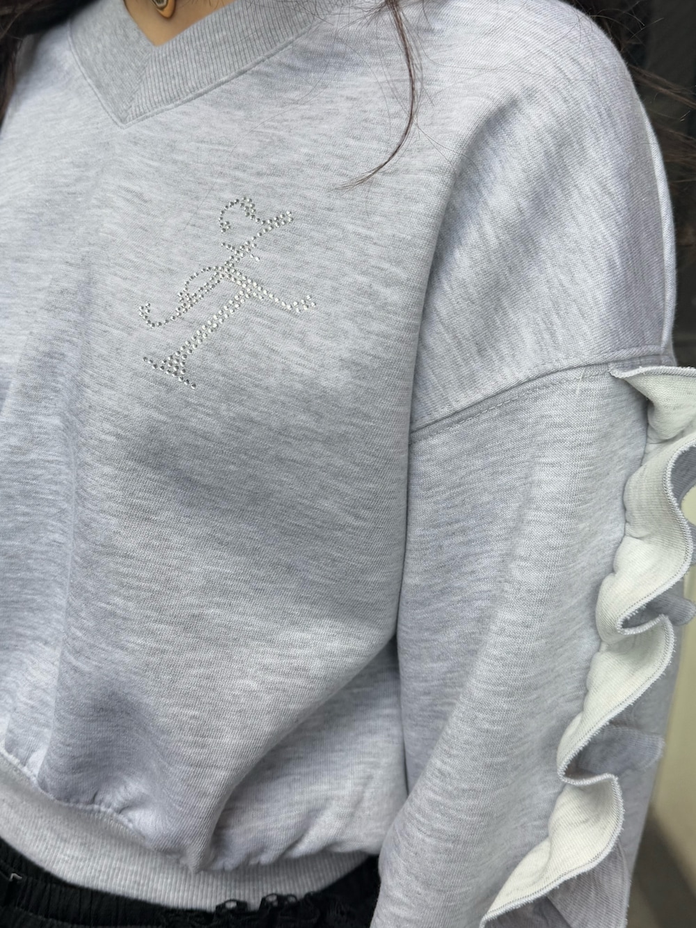 ブラック系のブーツ、ブラック系のその他パンツ、グレー系のスウェットを着用したレディースの冬コーディネートの6枚目の写真