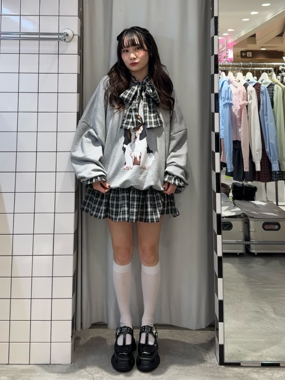 ブラック系のワンピース、グレー系のスウェット、ブラック系のローファーを着用したレディースの冬コーディネートの5枚目の写真