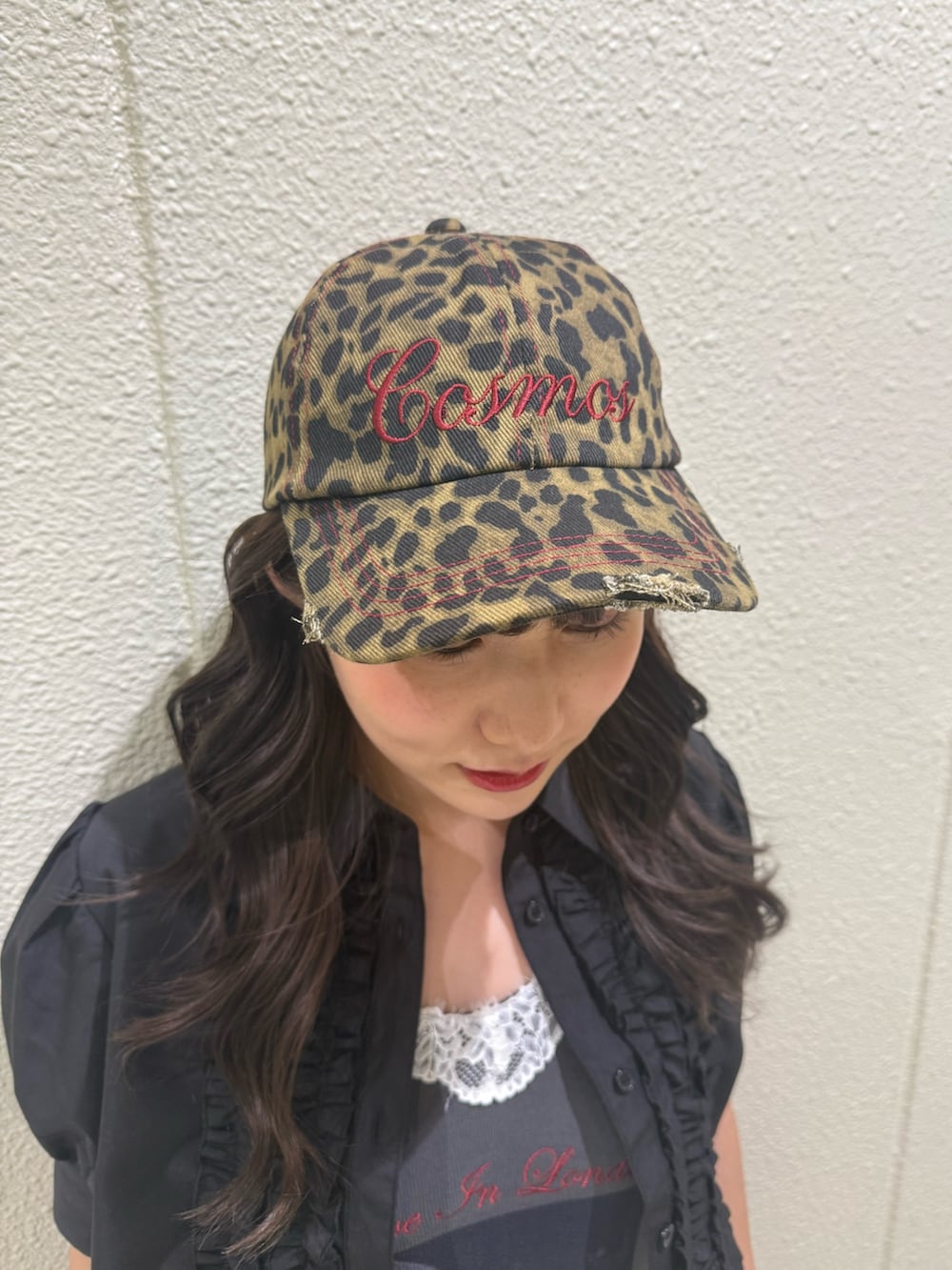 ブラック系のワンピース、ブラック系のシャツ/ブラウス、ブラウン系のキャップを着用したレディースの夏コーディネートの7枚目の写真