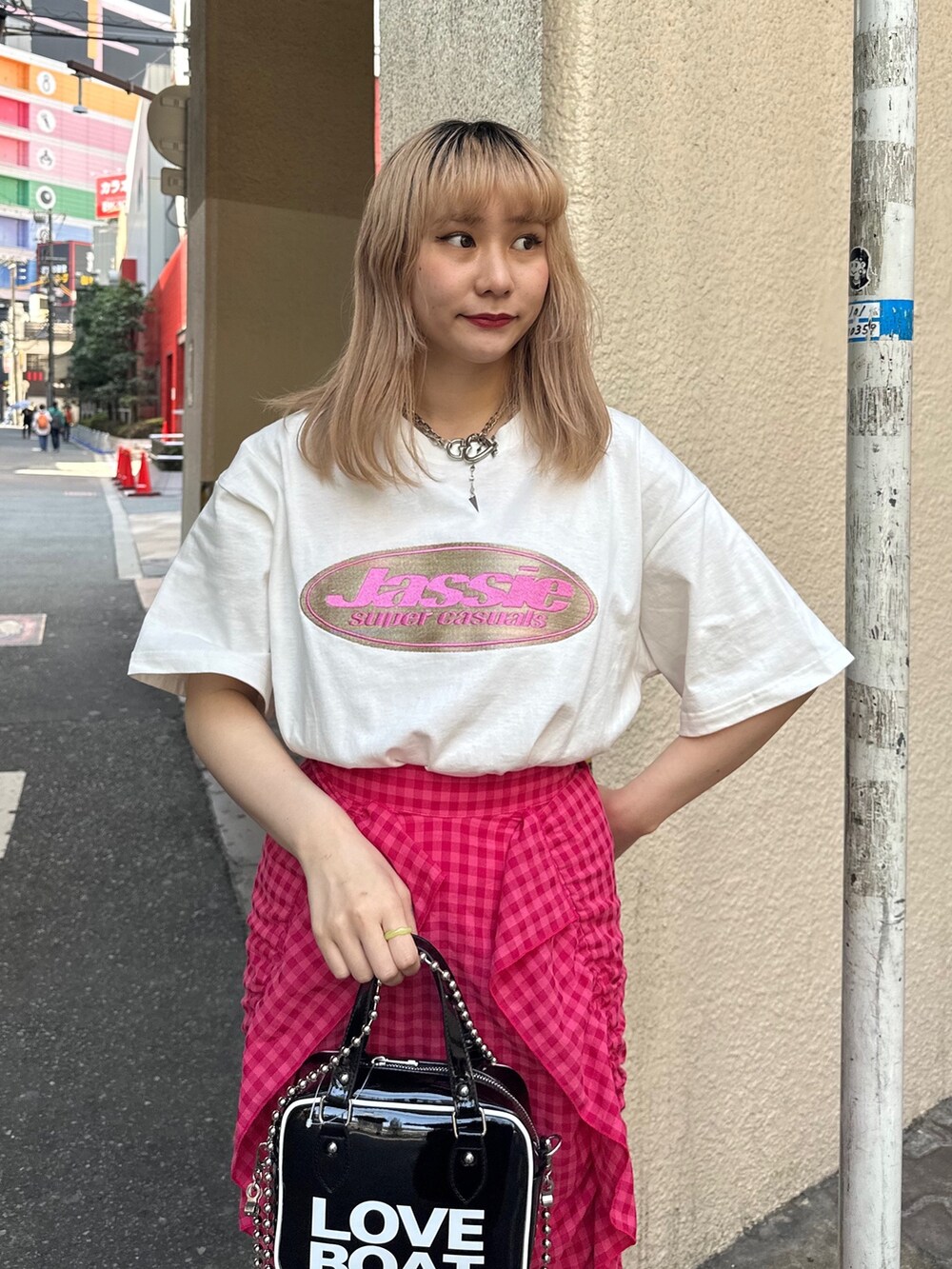 ブラック系のブーツ、ホワイト系のTシャツ/カットソー、ピンク系のスカートを着用したレディースの春コーディネートの4枚目の写真