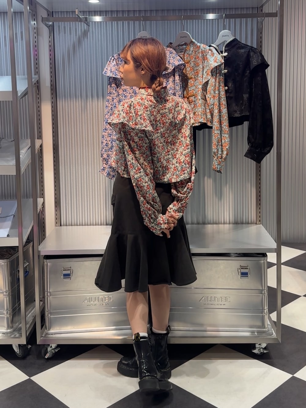 ブラック系のスカート、ホワイト系のシャツ/ブラウスを着用したレディースの春コーディネートの3枚目の写真