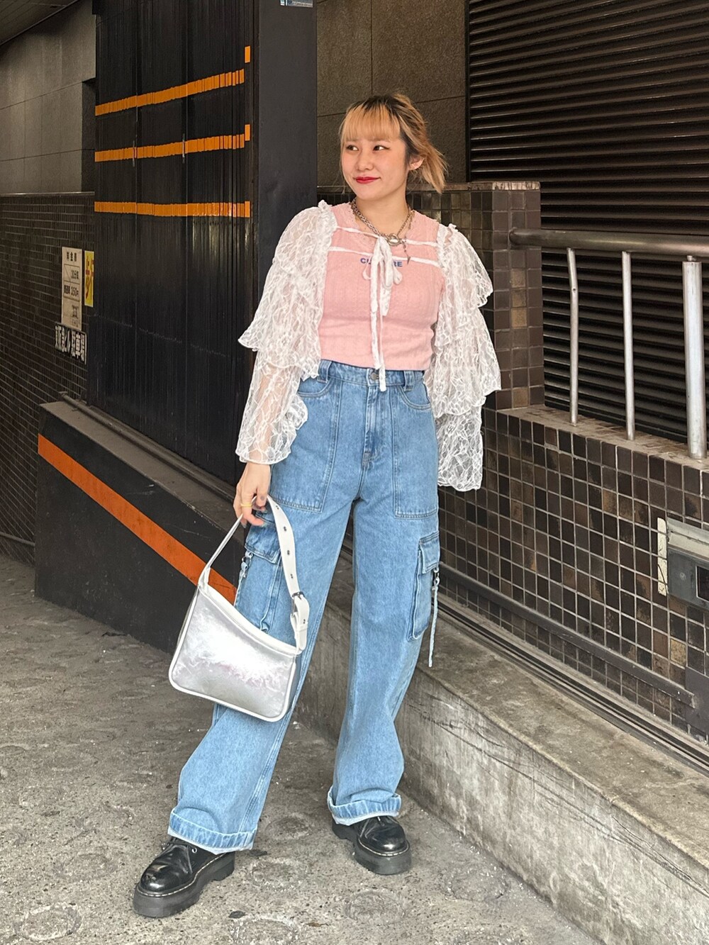 ホワイト系のシャツ/ブラウス、ピンク系のタンクトップ、シルバー系のハンドバッグを着用したレディースの春コーディネートの2枚目の写真