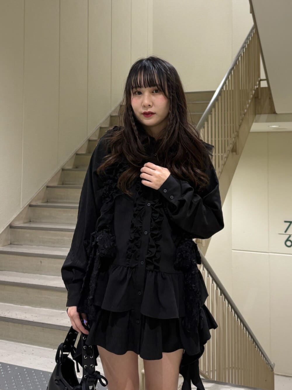 ブラック系のブーツ、ブラック系のハンドバッグ、ブラック系のシャツ/ブラウスを着用したレディースの冬コーディネートの7枚目の写真