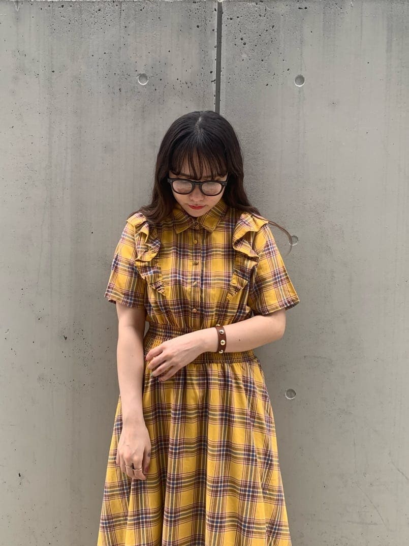 イエロー系のワンピース、ブラック系のデニムジャケット、ブラック系のサングラスを着用したレディースの春コーディネートの4枚目の写真