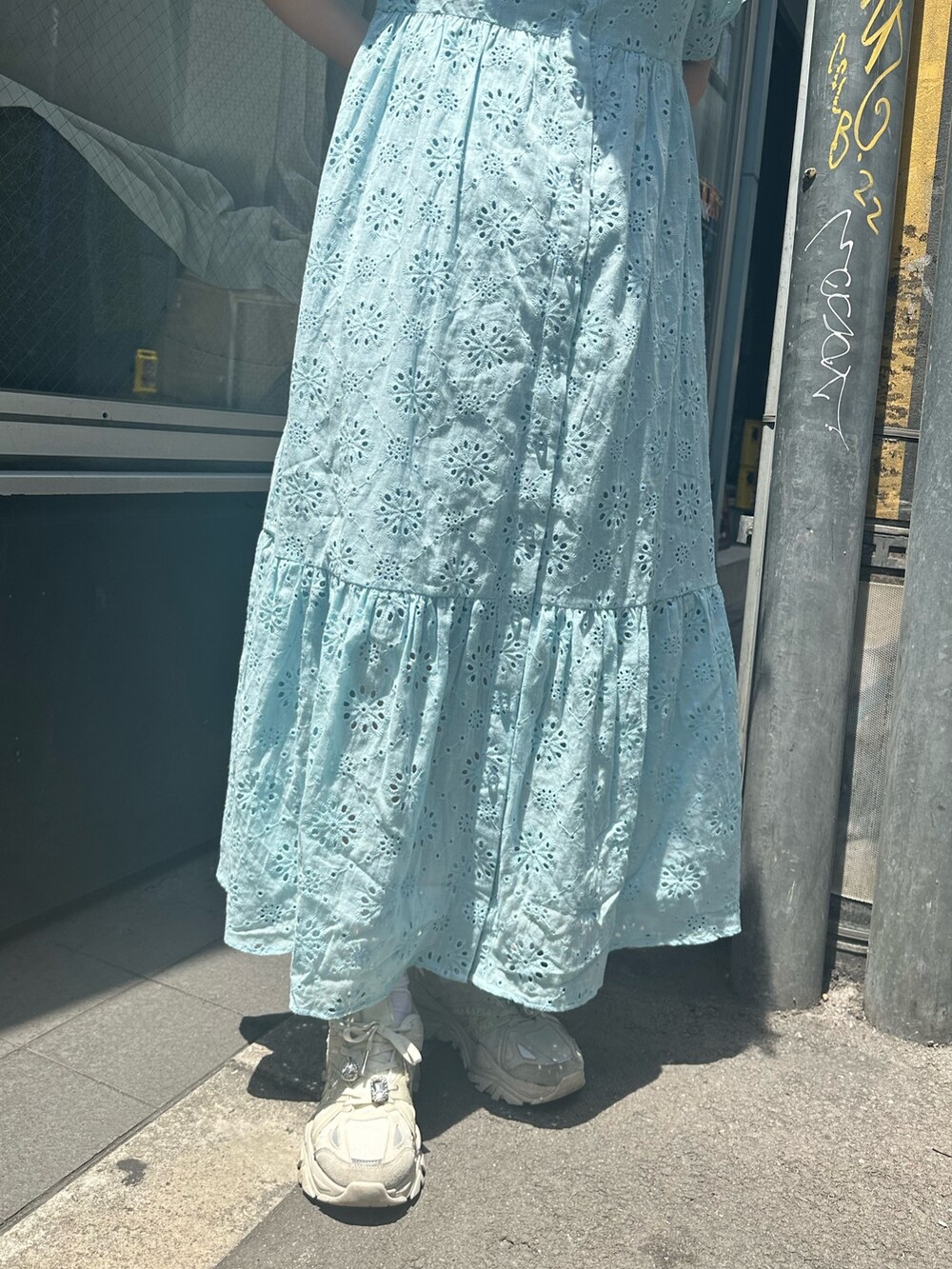 ブルー系のワンピースを着用したレディースの夏コーディネートの7枚目の写真