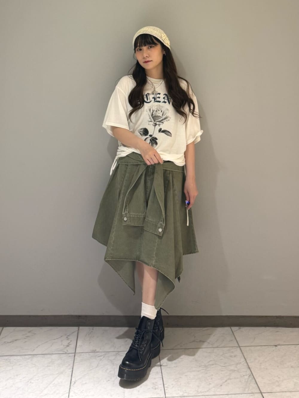 ホワイト系のTシャツ/カットソー、グリーン系のスカート、ホワイト系のニットキャップ/ビーニーを着用したレディースの夏コーディネートの6枚目の写真