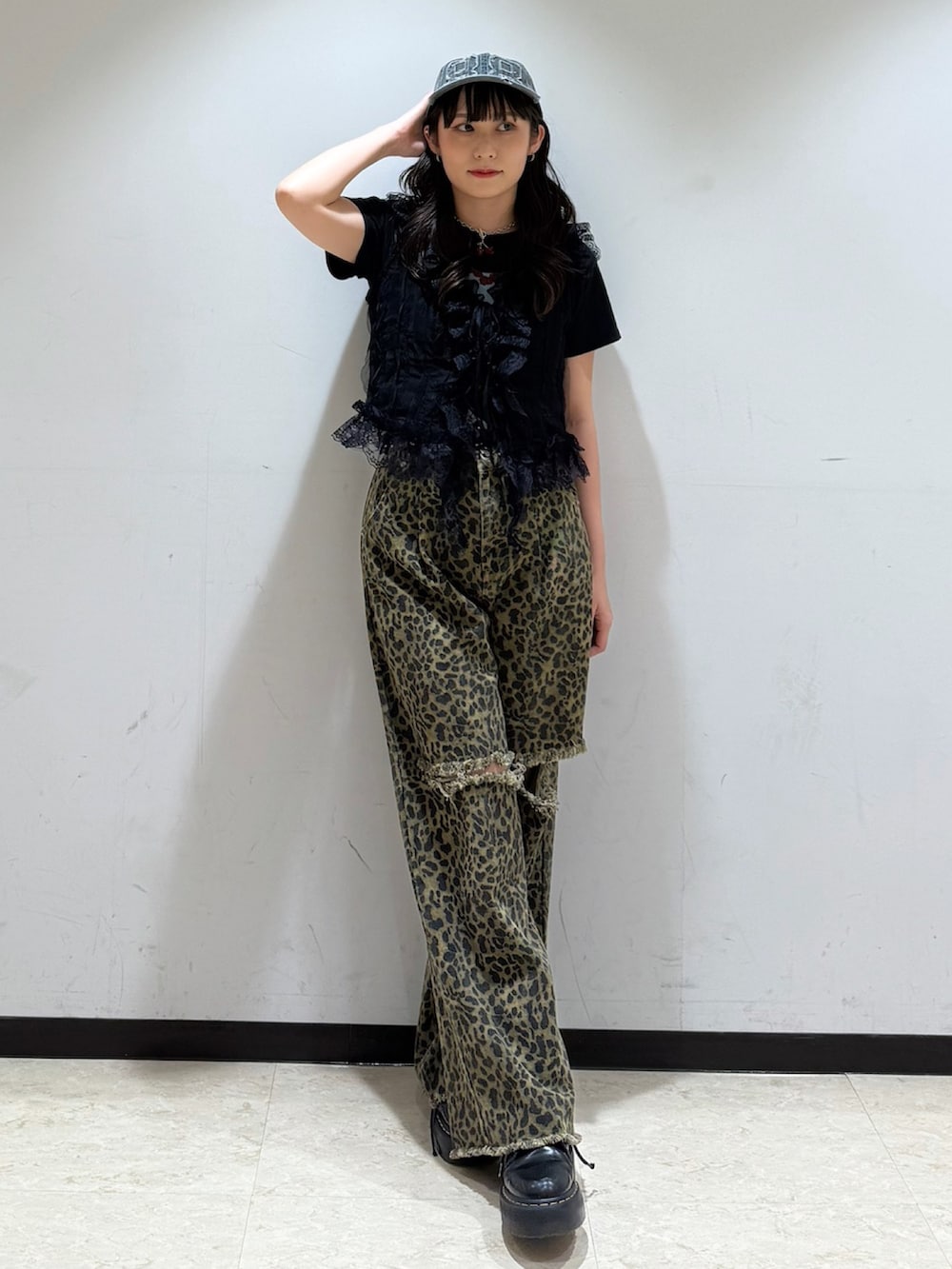 ブラウン系のその他パンツ、ブラック系のTシャツ/カットソー、ブラック系のベストを着用したレディースの夏コーディネートの2枚目の写真