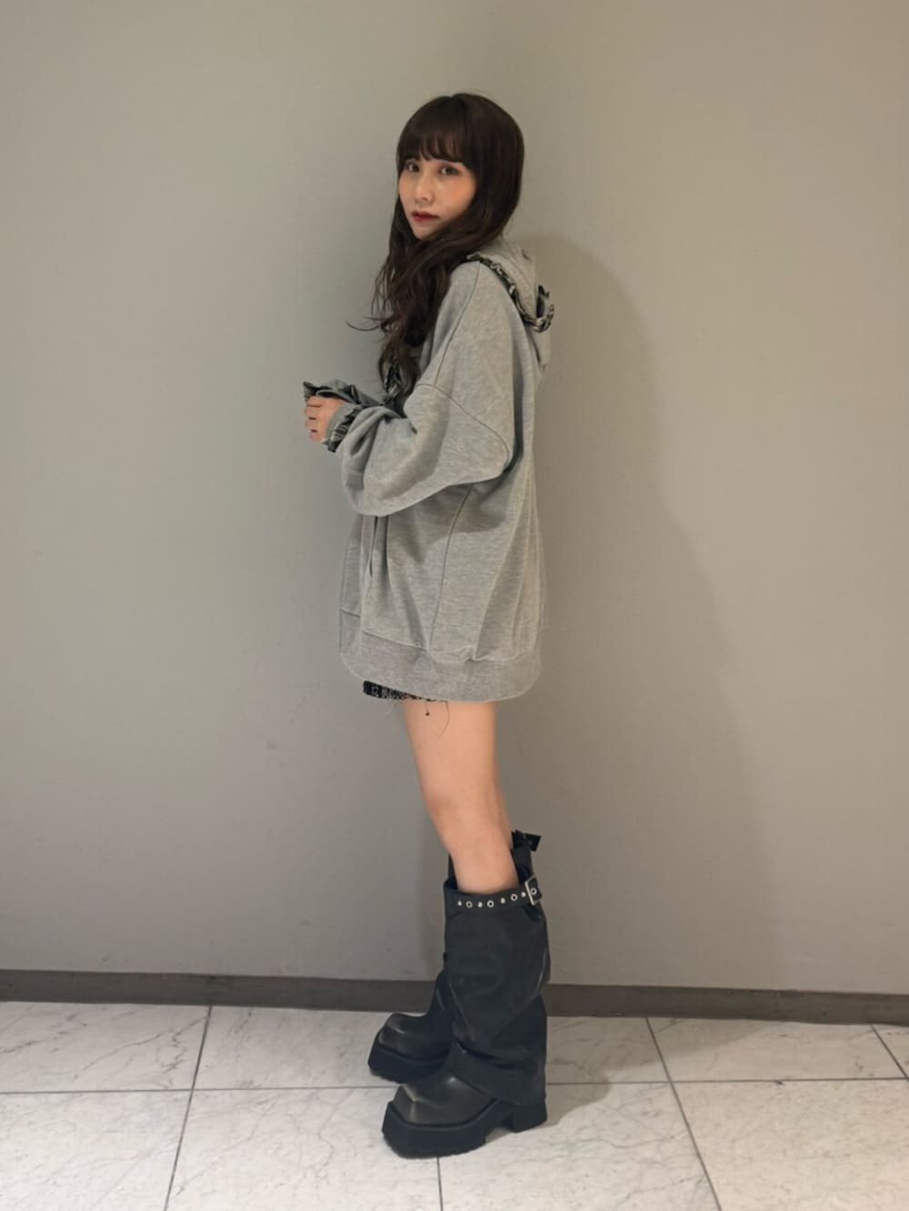グレー系のその他トップス、ブラック系のブーツを着用したレディースの夏コーディネートの2枚目の写真