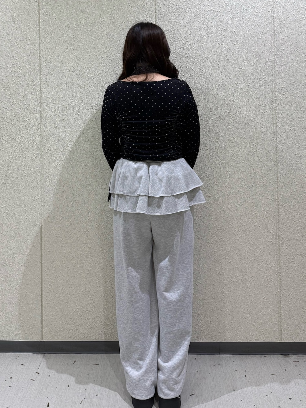 ブラック系のTシャツ/カットソー、グレー系のスウェットパンツ、ブラック系のショルダーバッグを着用したレディースの冬コーディネートの3枚目の写真