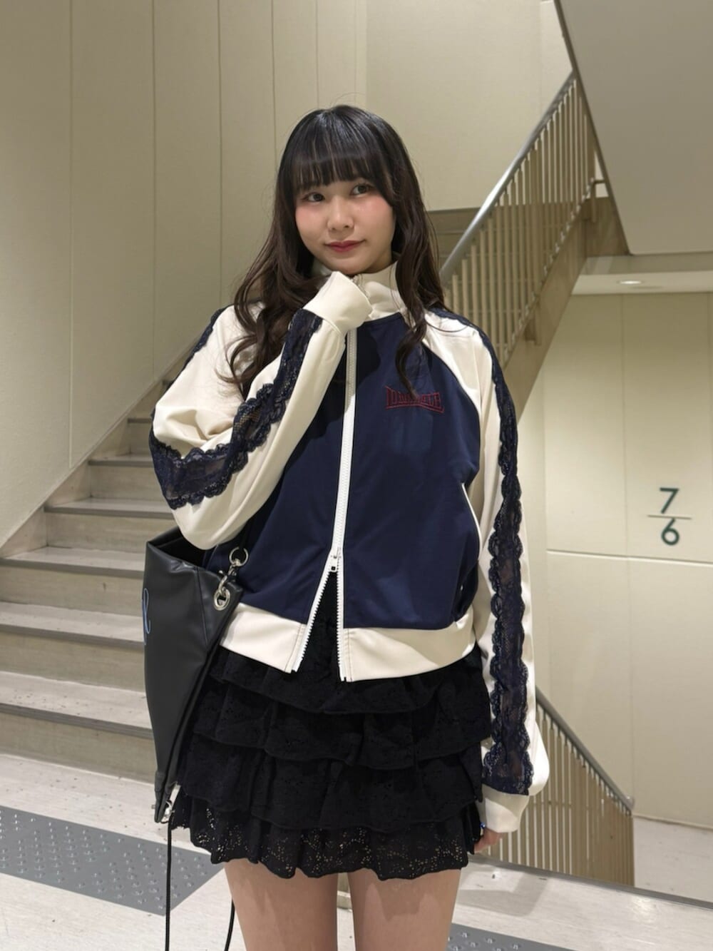 ブラック系のブーツ、ブルー系のジャージ、ブラック系のスカートを着用したレディースの春コーディネートの8枚目の写真