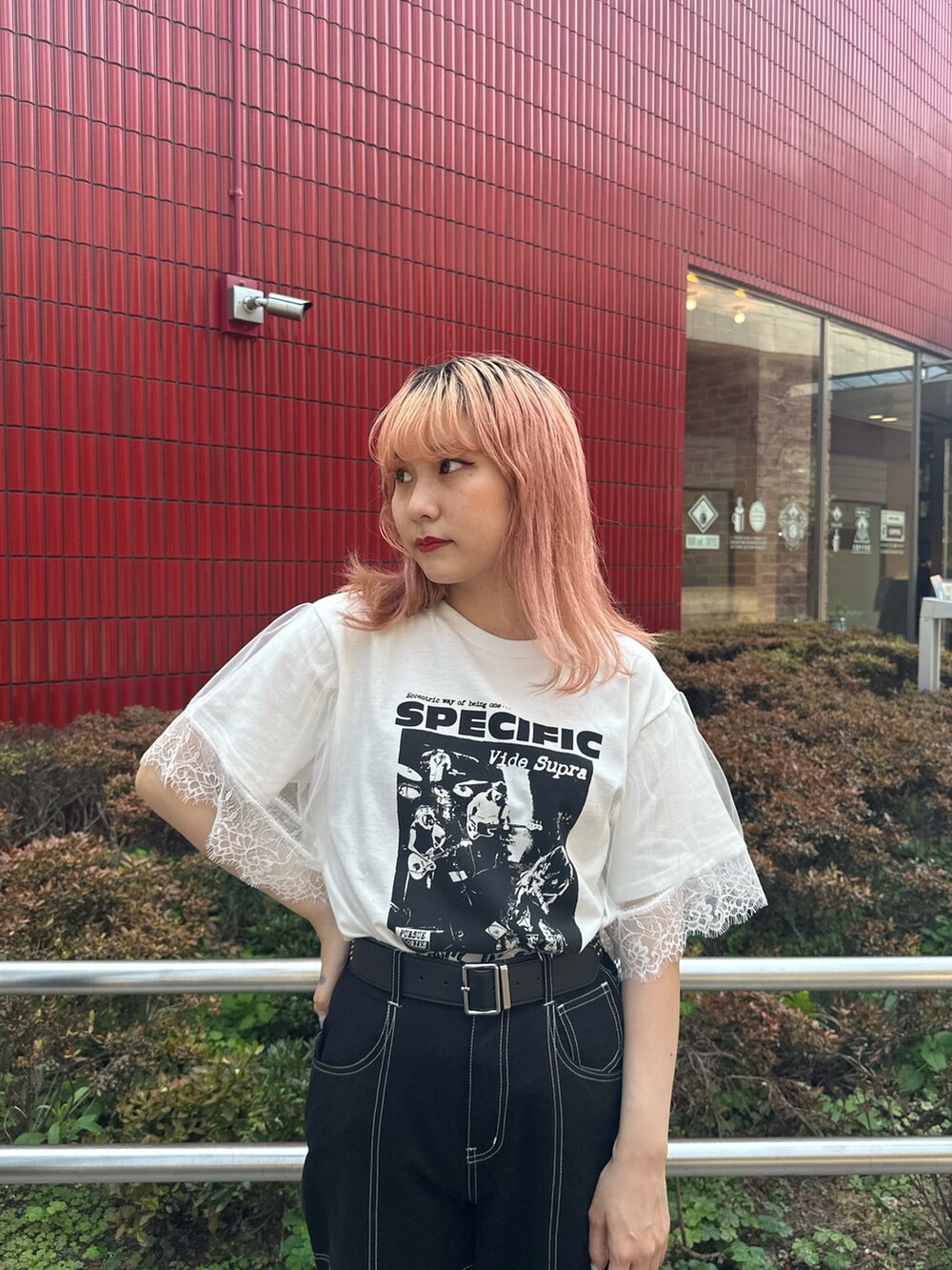ホワイト系のTシャツ/カットソー、ブラック系のその他パンツ、ブラック系のベルトを着用したレディースの夏コーディネートの5枚目の写真