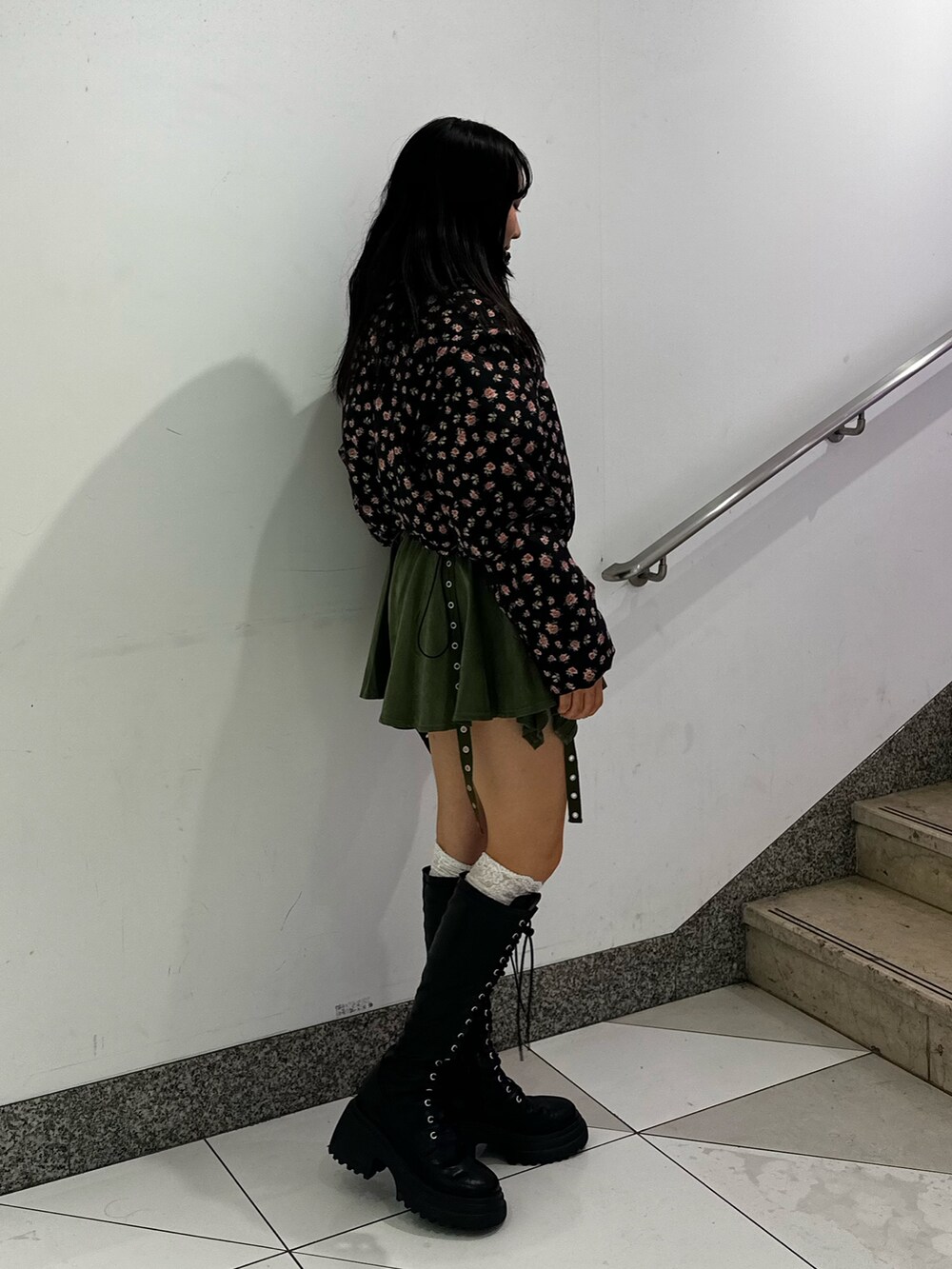 ブラック系のブーツ、その他のダウンジャケット/コート、ホワイト系のTシャツ/カットソーを着用したレディースの秋コーディネートの3枚目の写真