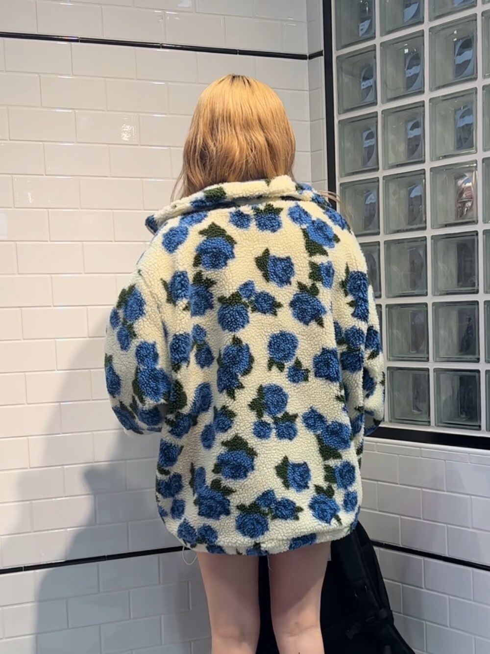 ホワイト系のTシャツ/カットソー、ホワイト系のブルゾン、ブラック系のデニムパンツを着用したレディースの秋コーディネートの2枚目の写真