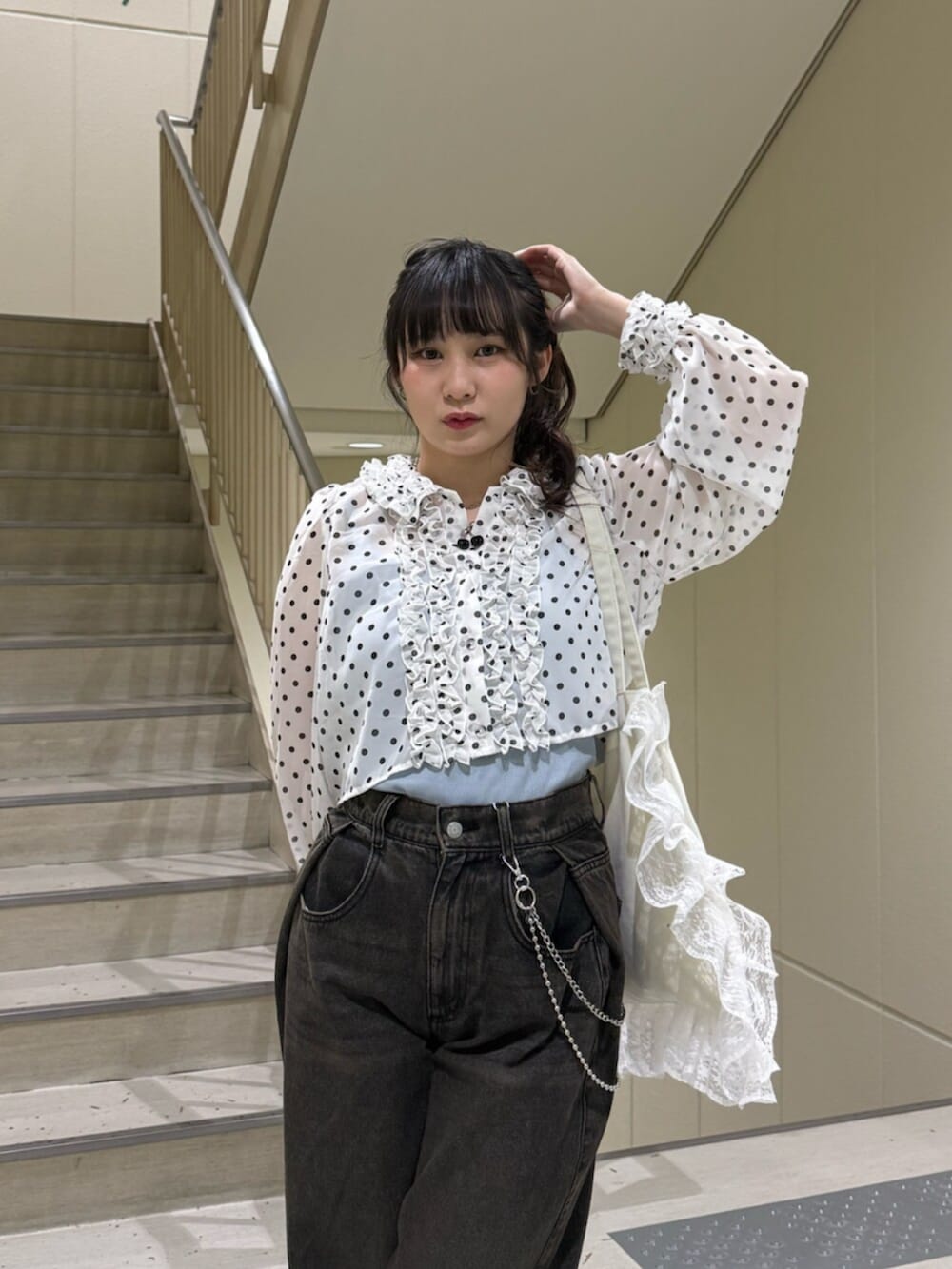 ブラック系のローファー、ホワイト系のトートバッグ、ブルー系のキャミソールを着用したレディースの春コーディネートの9枚目の写真