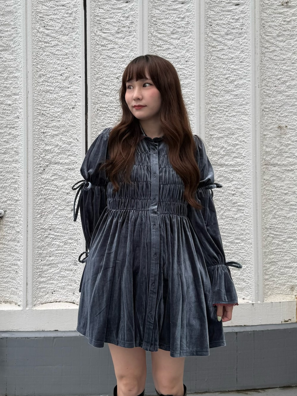 ブルー系のワンピース、ブラック系のブーツを着用したレディースの秋コーディネートの4枚目の写真