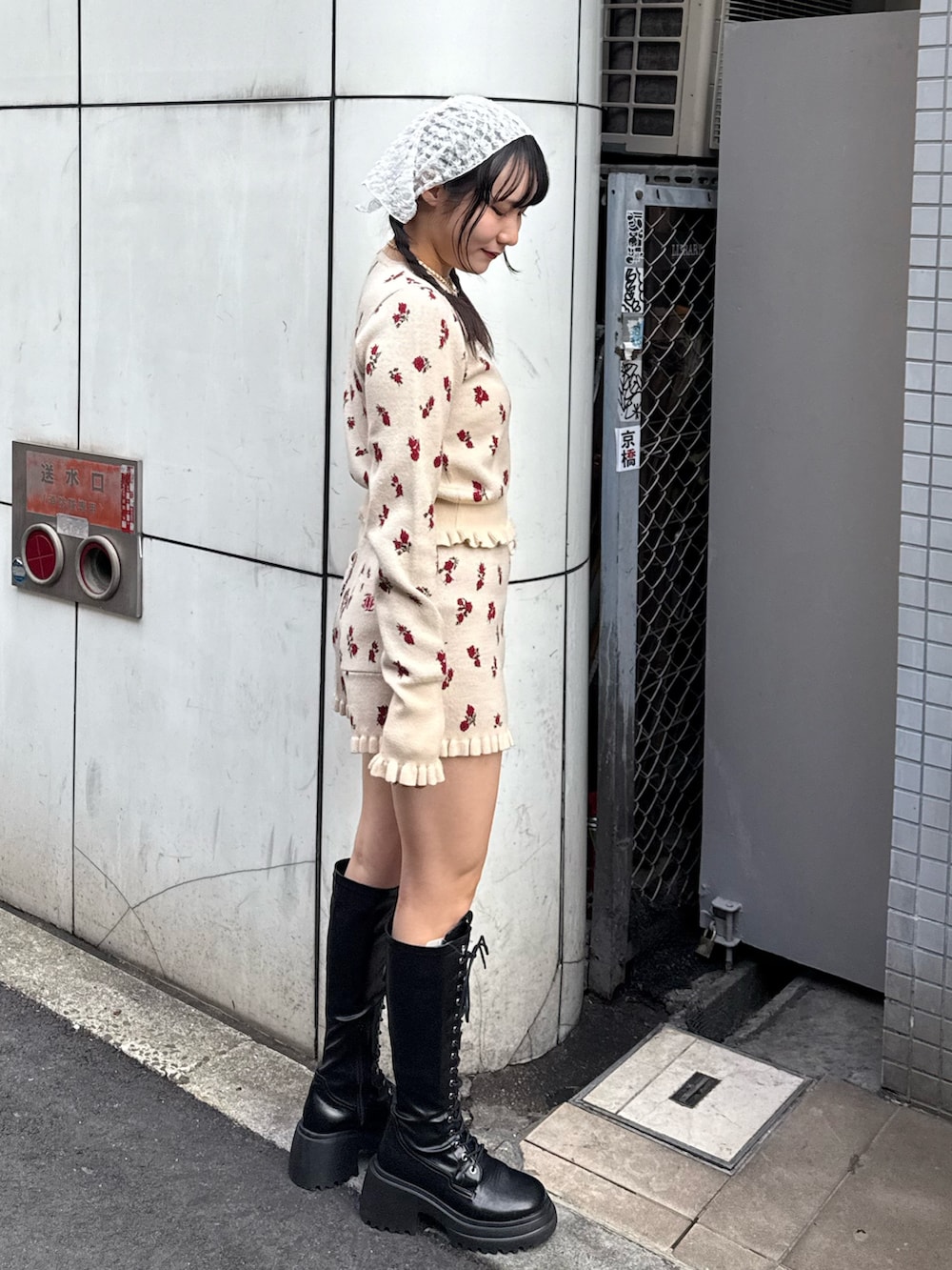 ブラック系のブーツ、ホワイト系のニット/セーター、ホワイト系のその他パンツを着用したレディースの冬コーディネートの2枚目の写真