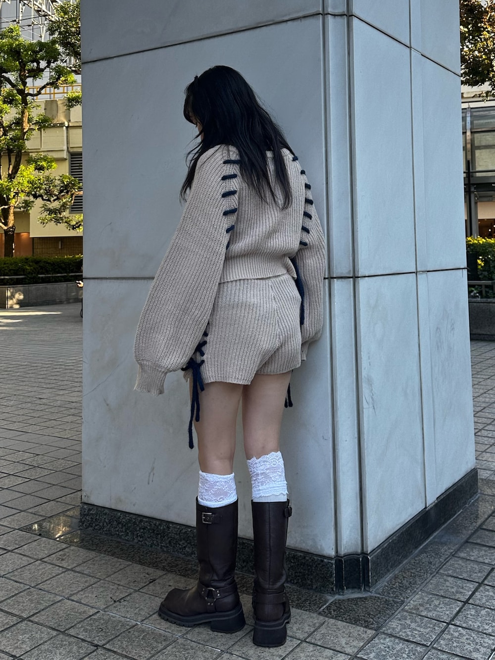 ホワイト系のカーディガン/ボレロ、ホワイト系のその他パンツ、ブラウン系のブーツを着用したレディースの秋コーディネートの4枚目の写真