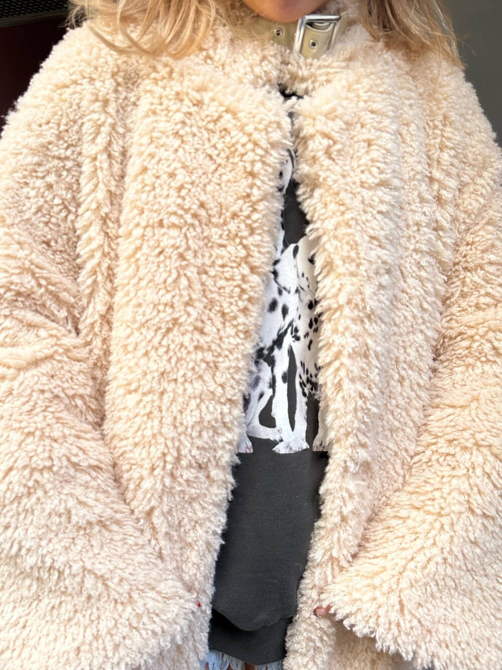 ホワイト系のその他アウター、ブラック系のスウェット、ブルー系のデニムパンツを着用したレディースの冬コーディネートの6枚目の写真