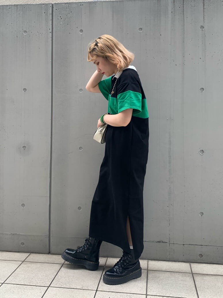 ホワイト系のボストンバッグ、ブラック系のワンピース、グリーン系のバングル/リストバンドを着用したレディースの春コーディネートの2枚目の写真