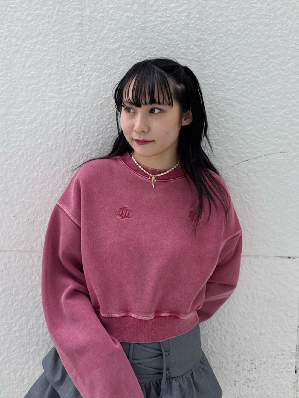 ブラック系のブーツ、ピンク系のスウェット、グレー系のスカートを着用したレディースの冬コーディネートの5枚目の写真