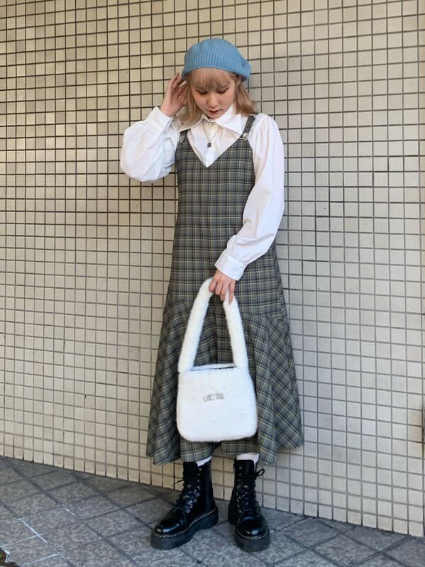 グレー系のワンピース、ホワイト系のシャツ/ブラウス、ホワイト系のハンドバッグを着用したレディースの秋コーディネートの2枚目の写真