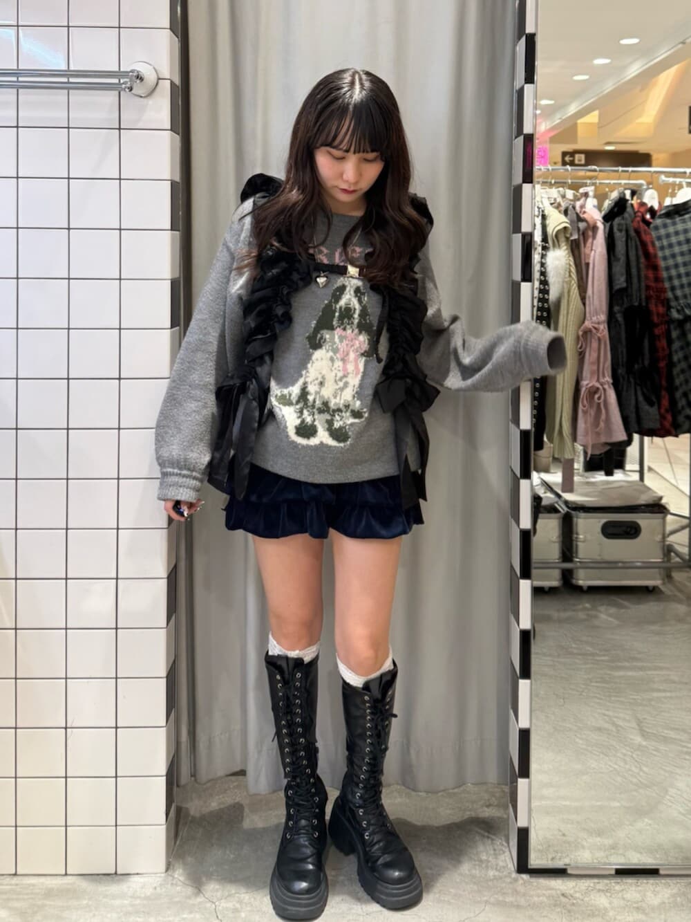 ブルー系のスカート、ブラック系のブーツ、グレー系のニット/セーターを着用したレディースの冬コーディネートの2枚目の写真