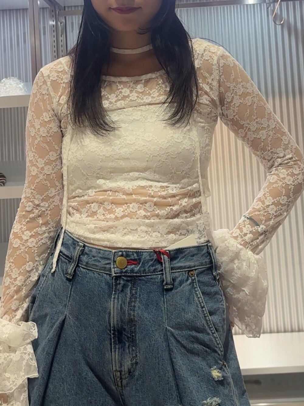 ホワイト系のTシャツ/カットソー、ブルー系のデニムパンツ、ブラック系のハンドバッグを着用したレディースの秋コーディネートの6枚目の写真
