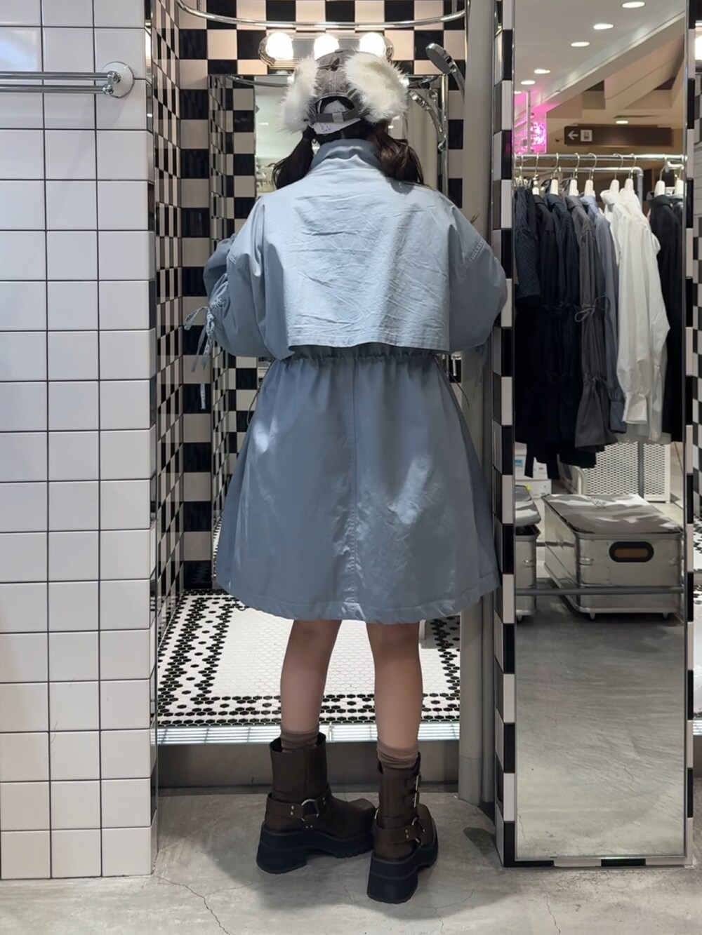 ブルー系のモッズコート、ブラウン系のブーツ、ブラウン系のキャップを着用したレディースの冬コーディネートの4枚目の写真